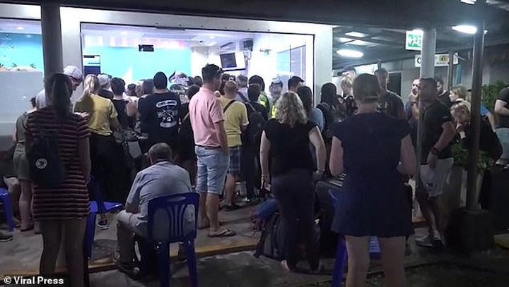 Khách du lịch quốc tế xếp hàng dài tại sân bay đảo Koh Samui để chờ nghe hướng dẫn (Ảnh: Viral Press).