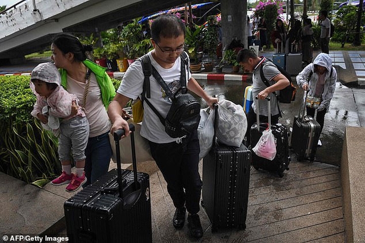 Du khách lục tục đem hành lý trở lại sân bay Surat Thani sau khi tour du lịch bằng thuyền bị hủy hoãn do bão (Ảnh: AFP).