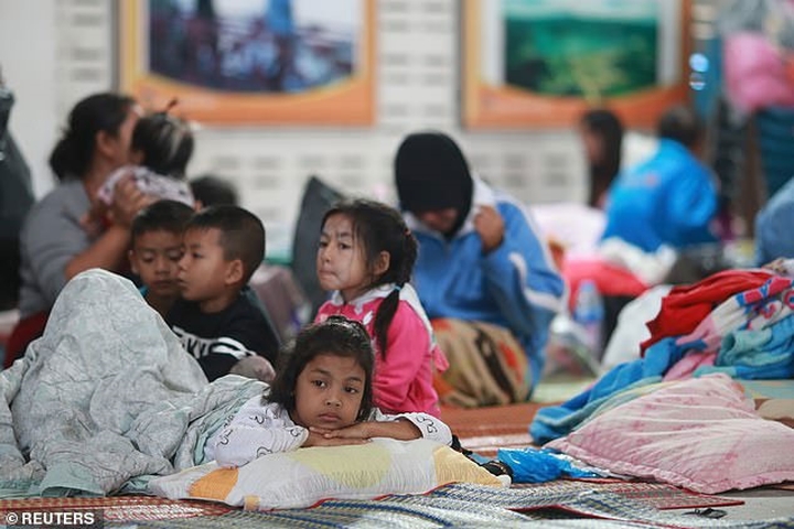 Trẻ em đến nơi sơ tán ở tỉnh Nakhon Si Thammarat (Ảnh: Reuters).