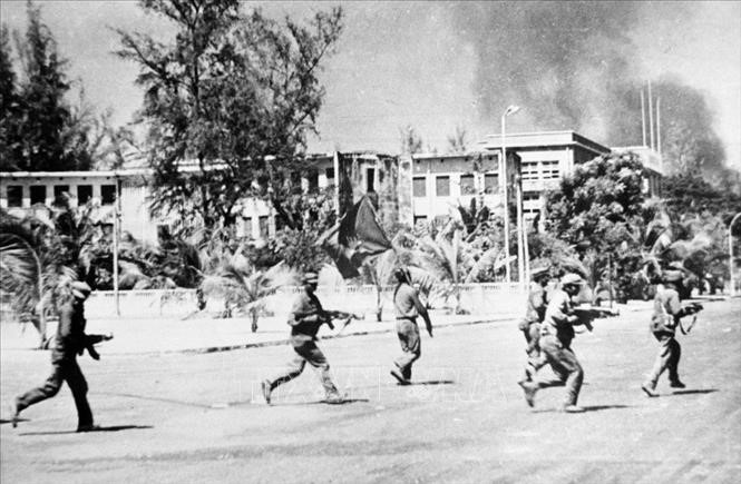 Trưa 7/1/1979, các lực lượng vũ trang cách mạng Campuchia cùng Quân tình nguyện Việt Nam tiến vào giải phóng Thủ đô Phnom Penh. Ảnh: TTXVN