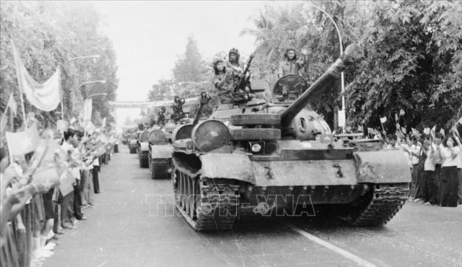 Sáng 3/5/1983, hơn 3 vạn dân thủ đô Phnom Penh lưu luyến tiễn đưa các chiến sĩ Quân đoàn 4 - Binh đoàn Cửu Long quân tình nguyện Việt Nam hoàn thành nghĩa vụ quốc tế, lên đường trở về nước. Ảnh: TTXVN