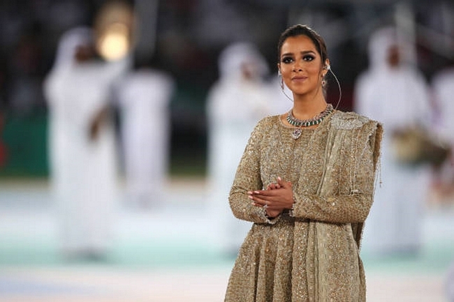 Nữ ca sĩ xinh đẹp Balqees Ahmed Fathi rạng rỡ tại buổi lễ khai mạc Asian Cup 2019.
