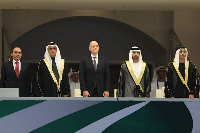 Có mặt trên khán đài VIP có mặt của Thái tử UAE Mohammed bin Zayed Al Nahyan, Chủ tịch FIFA Gianni Infantino và các quan chức cấp cao của UAE.
