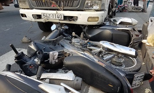 Xe máy của các nạn nhân văng la liệt trước đầu xe tải