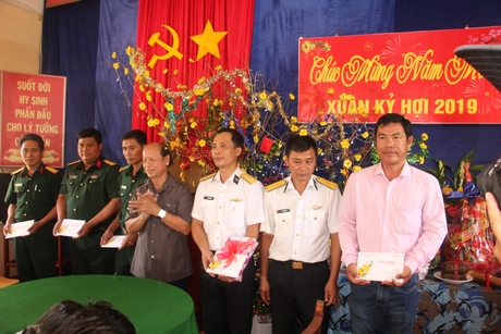 Đồng chí Trương Văn Sáu- Phó Bí thư Thường trực Tỉnh ủy Vĩnh Long-  tặng quà xuân cho đại diện quân và dân trên đảo Hòn Đốc.