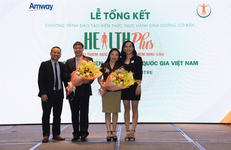 Đại diện Ban giám đốc Amway Việt Nam tặng hoa cám ơn đội ngũ giảng viên tham gia giảng dạy trong chương trình