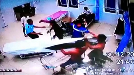 Nhóm thanh niên tấn công 3 người bị thương tại bệnh viện bị camera an ninh ghi hình.