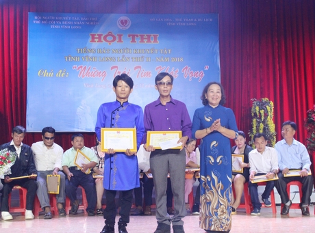 Bà Lê Thanh Xuân- Chủ tịch Hội Người khuyết tật, Bảo trợ trẻ mồ côi và bệnh nhân nghèo- trao giải nhất cho 2 thí sinh.