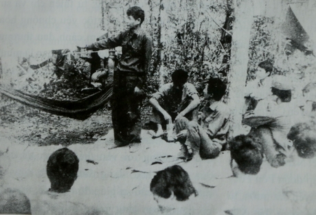Thiếu tướng Lê Khả Phiêu giao nhiệm vụ cho các đơn vị trên chiến trường Tây Nam. Ảnh tư liệu