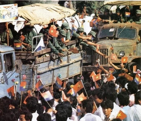 Nhân dân Campuchia đã gọi bộ đội Việt Nam là “bộ đội nhà Phật”! Ảnh: Tư liệu lịch sử