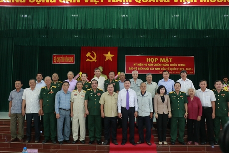 Lãnh đạo tỉnh Vĩnh Long chụp ảnh lưu niệm với các đồng chí từng tham gia chiến tranh bảo vệ biên giới Tây Nam và làm nghĩa vụ quốc tế tại tỉnh Kampong Speu.