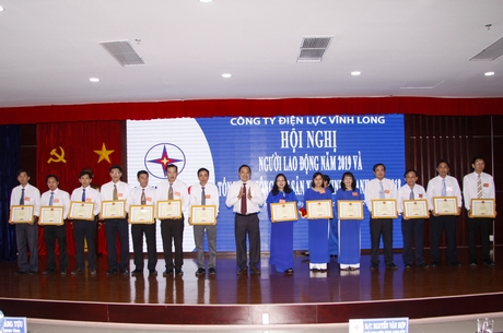Ông Nguyễn Văn Hợp- Tổng Giám đốc Tổng Công ty Điện lực Miền Nam- trao bằng khen cho các cá nhân có thành tích.