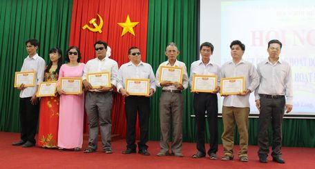 Các cá nhân nhận khen thưởng về thành tích tốt trong các hoạt động của hội năm 2018.