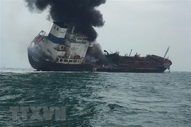 Khói bốc lên trong vụ cháy tàu chở dầu ngoài khơi Hong Kong (Trung Quốc) ngày 8/1. (Nguồn: AFP/TTXVN)