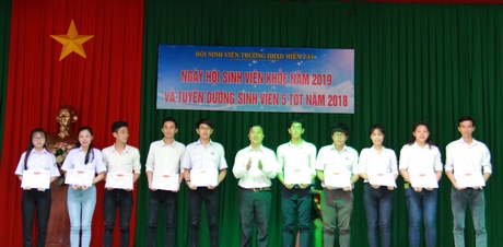 Đại diện Trường ĐH Xây dựng Miền Tây trao giấy khen cho “Sinh viên 5 tốt” điển hình của trường.
