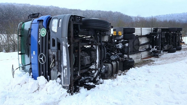 Một chiếc xe tải bị lật do tuyết rơi dày ở Muensingen, miền nam nước Đức. Ảnh: Sky News
