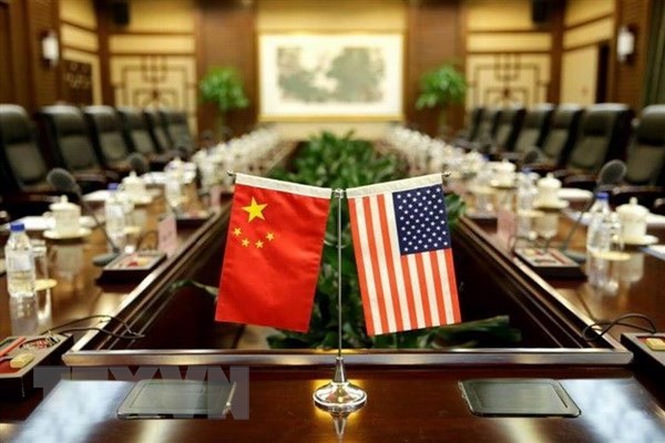 Quốc kỳ Trung Quốc (trái) và quốc kỳ Mỹ (phải) tại một hội nghị. (Nguồn: Reuters/TTXVN)