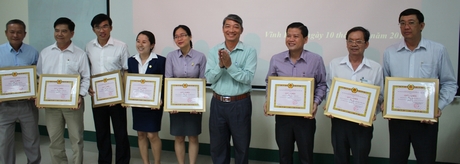 Đồng chí Lê Văn Thống- Phó Bí thư Đảng ủy Khối Doanh nghiệp trao giấy khen các tập thể xuất sắc thực hiện tốt công tác đóng góp an sinh xã hội.
