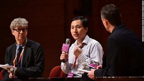 Robin Lovell-Badge (trái) và He Jiankui (giữa) tại Hội nghị Thượng đỉnh Quốc tế lần thứ 2 về chỉnh sửa gien tại Hong Kong.