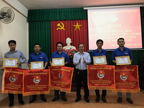 Ban thường vụ Đoàn Khối các cơ quan tỉnh khen tặng cờ và giấy khen cho 5 tập thể hoàn thành xuất sắc nhiệm vụ công tác Đoàn và phong trào thanh niên năm 2018.