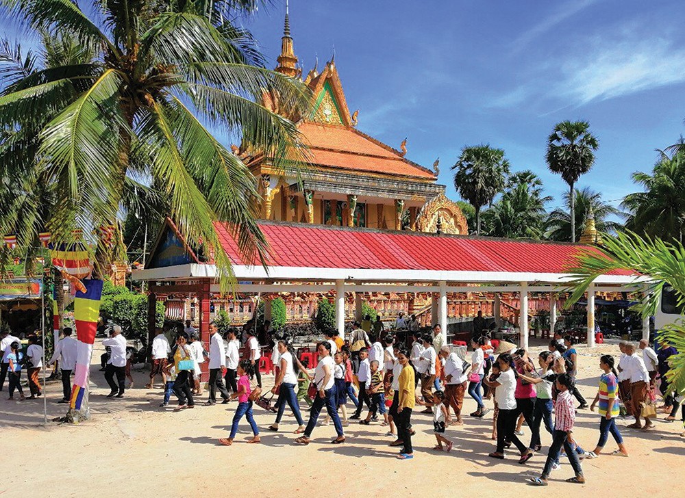 Đồng bào dân tộc thiểu số Khmer đến chùa ngày Tết Nguyên Đán. Ảnh: THANH TIẾN