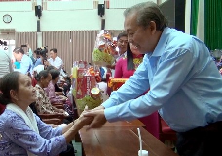 Phó Thủ tướng Trương Hòa Bình ân cần thăm hỏi và tặng quà quý Mẹ  Việt Nam Anh hùng.