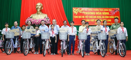 Phó Thủ tướng Trương Hòa Bình, lãnh đạo tỉnh và lãnh đạo doanh nghiệp tặng xe đạp cho học sinh nghèo.