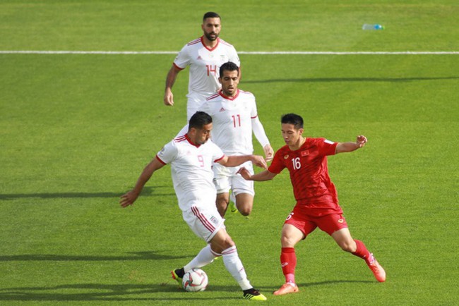 Đỗ Hùng Dũng thi đấu đầy nỗ lực trước các tiền vệ to cao của Iran