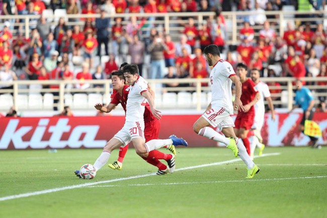 Tình huống Sardar Azmoun vượt qua Duy Mạnh và nâng tỷ số lên 2-0 ở hiệp 2