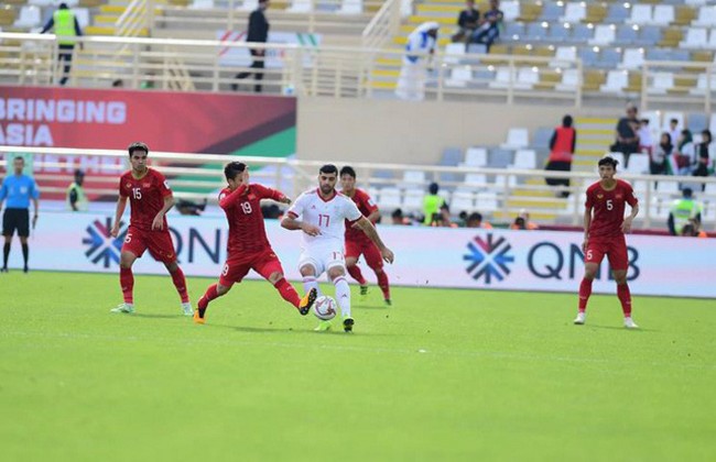 Mehdi Taremi liên tục gây ra nguy hiểm cho hàng thủ đội tuyển Việt Nam
