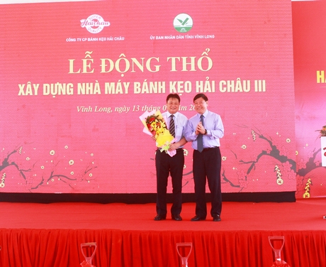 Ông Trần Văn Rón- Bí thư Tỉnh ủy (bên phải) tặng hoa cho đại diện chủ đầu tư.