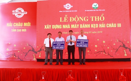 Công ty đóng góp 100 triệu đồng cho Quỹ Khuyến học và Quỹ Vì người nghèo TX Bình Minh.