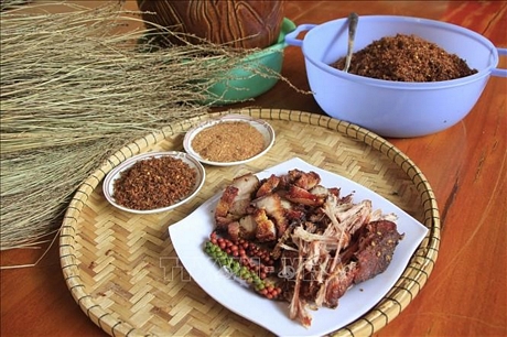  Thịt heo gác bếp, muối kiến vàng, rượu cần là văn hóa ẩm thực không thể thiếu trong ngày lễ, Tết của người Jrai. 
