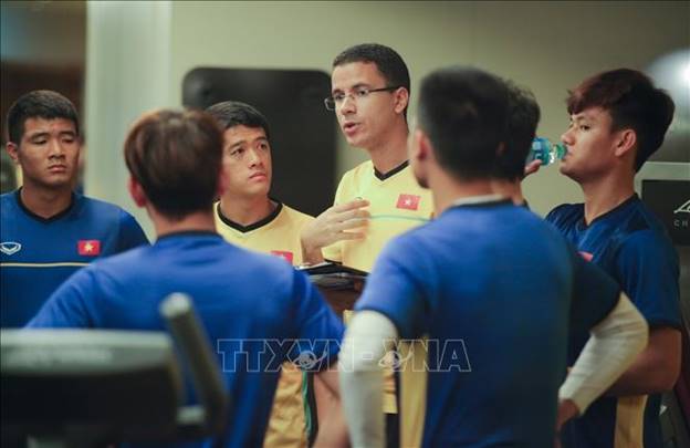    Huấn luyện viên thể lực Fonseca hướng dẫn các cầu thủ tại phòng tập.