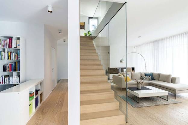 Ngôi nhà gồm 2 tầng chức năng được phân chia rõ ràng, trong khi tầng 1 dành để tiếp khách thì tầng hai là không gian nghỉ ngơi mang tính riêng tư.