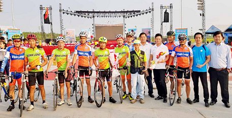 Ban lãnh đạo cùng đội xe đạp DRCO Vĩnh Long tại giải TP Mỹ Tho mở rộng 2019.