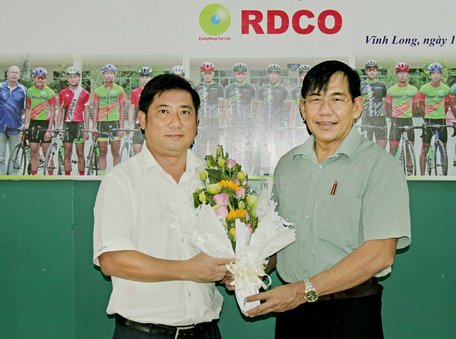  Ông Nguyễn Văn Thanh (phải)- Chủ tịch Liên đoàn Xe đạp- mô tô Vĩnh Long tặng hoa cho nhà tài trợ mới Công ty CP Nông nghiệp R&D.