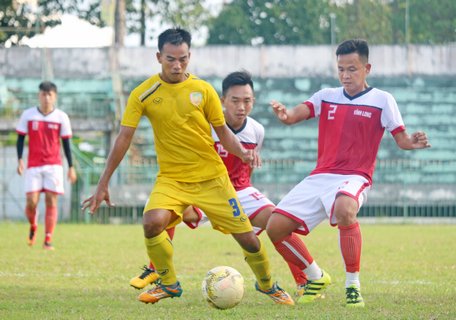 Pha tranh bóng trong trận ĐồngTháp (áo vàng) thắng Vĩnh Long 2-0.