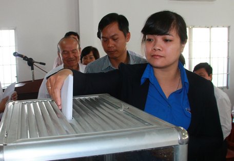 Ủy viên Ủy ban MTTQ Việt Nam tỉnh bỏ phiếu tín nhiệm các chức danh Chủ tịch, Phó Chủ tịch chuyên trách Ủy ban MTTQ Việt Nam tỉnh.