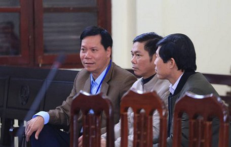  Bị cáo Trương Quý Dương (bìa trái) tại tòa