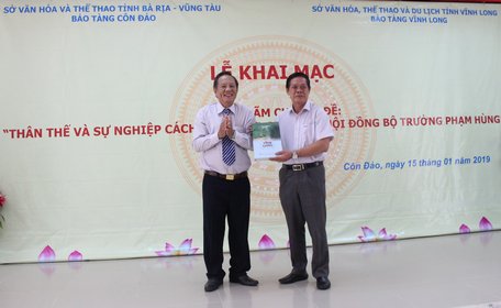 Đồng chí Nguyễn Bách Khoa- Trưởng Ban Tuyên giáo Tỉnh ủy Vĩnh Long tặng quà cho lãnh đạo huyện Côn Đảo.