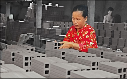 Phấn đấu để TP Vĩnh Long là tâm điểm thu hút du khách kết nối với các cụm du lịch khác. Trong ảnh: Làng nghề sản xuất gạch ở huyện Mang Thít.