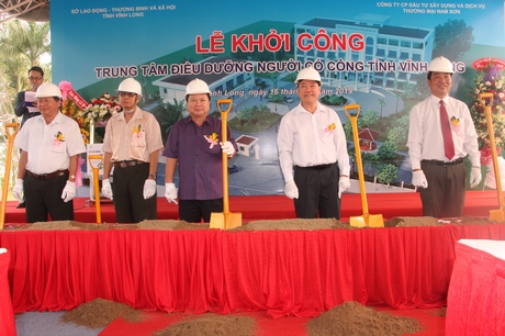Đồng chí Trần Văn Rón- Ủy viên BCH Trung ương Đảng, Bí thư Tỉnh ủy Vĩnh Long (thứ 2 bên phải)- cùng các đồng chí lãnh đạo tỉnh và đơn vị liên quan thực hiện nghi thức khởi công công trình.