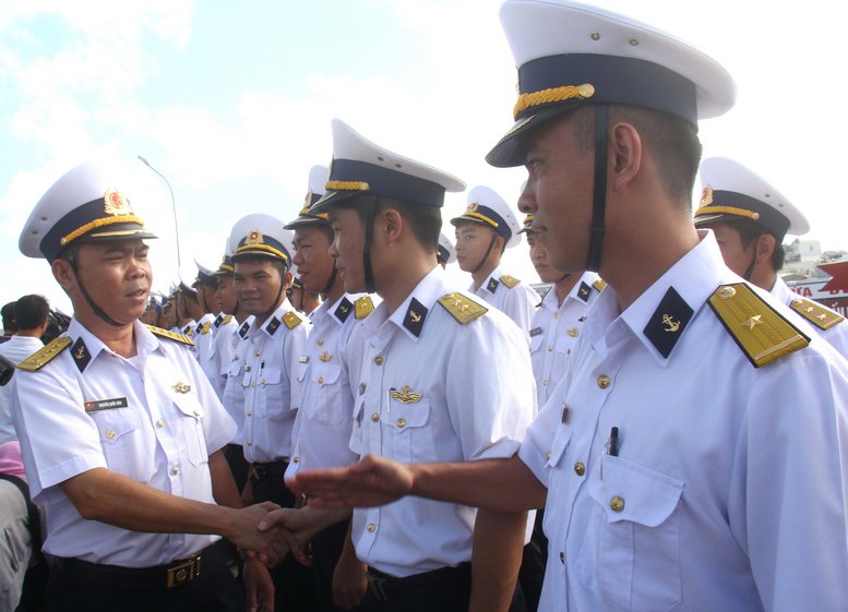 Đại tá Nguyễn Quốc Văn- Phó Chính ủy Vùng 2, Trưởng đoàn công tác số 1, chúc mừng các cán bộ, chiến sĩ làm nhiệm vụ.
