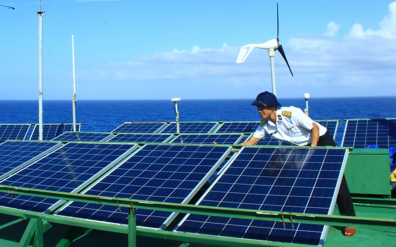 Điện năng lượng mặt trời phục vụ nguồn điện sáng cho Nhà giàn DK1.