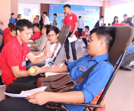 Các bạn trẻ tham gia hiến máu tình nguyện