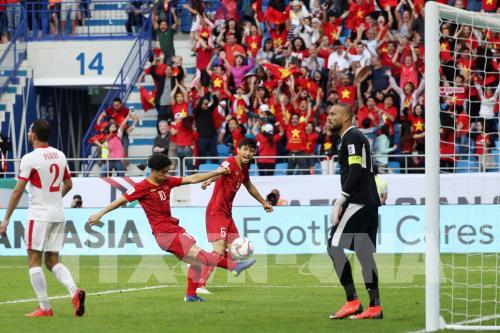 Pha ghi bàn của Công Phượng (thứ 2, trái) vào lưới tuyển Jordan, cân bằng tỷ số 1-1 cho tuyển Việt Nam. Ảnh: AFP/TTXVN