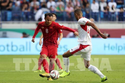 Pha tạt bóng của Trọng Hoàng (trái) giúp Công Phượng ghi bàn vào lưới tuyển Jordan, cân bằng tỷ số 1-1 cho đội nhà. Ảnh: AFP/TTXVN