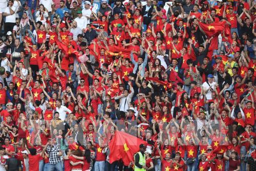 Niềm vui vỡ òa của các cổ động viên Việt Nam sau khi Công Phượng ghi bàn vào lưới tuyển Jordan, cân bằng tỷ số 1-1 cho đội nhà. Ảnh: AFP/TTXVN