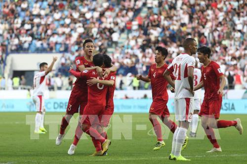 Niềm vui của các cầu thủ Việt Nam sau pha ghi bàn cân bằng tỷ số 1-1 của Công Phượng vào lưới tuyển Jordan. Ảnh: AFP/TTXVN